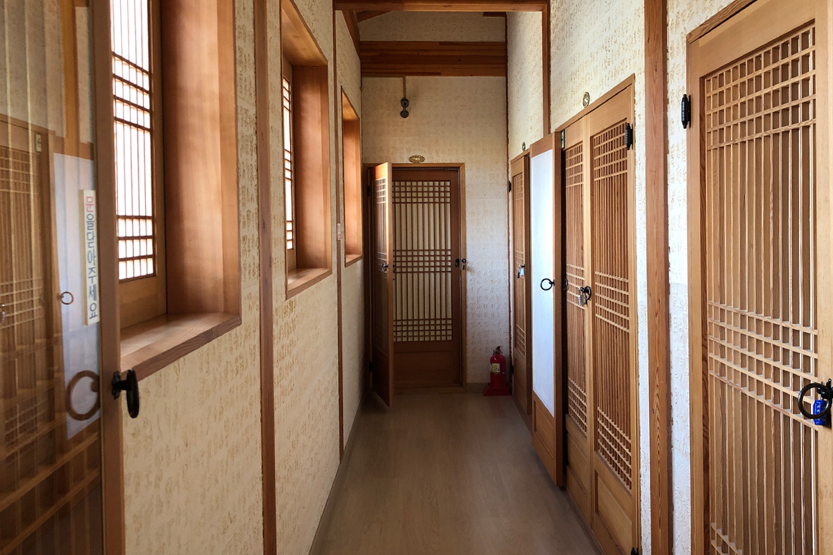 Hành lang cổ kính với cửa truyền thống tại Nabijam Hanok Hotel, Jeonju