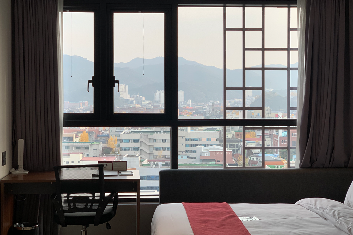 View nhìn ra thành phố Jeonju từ cửa sổ phòng tại Best Western Plus Jeonju Hotel