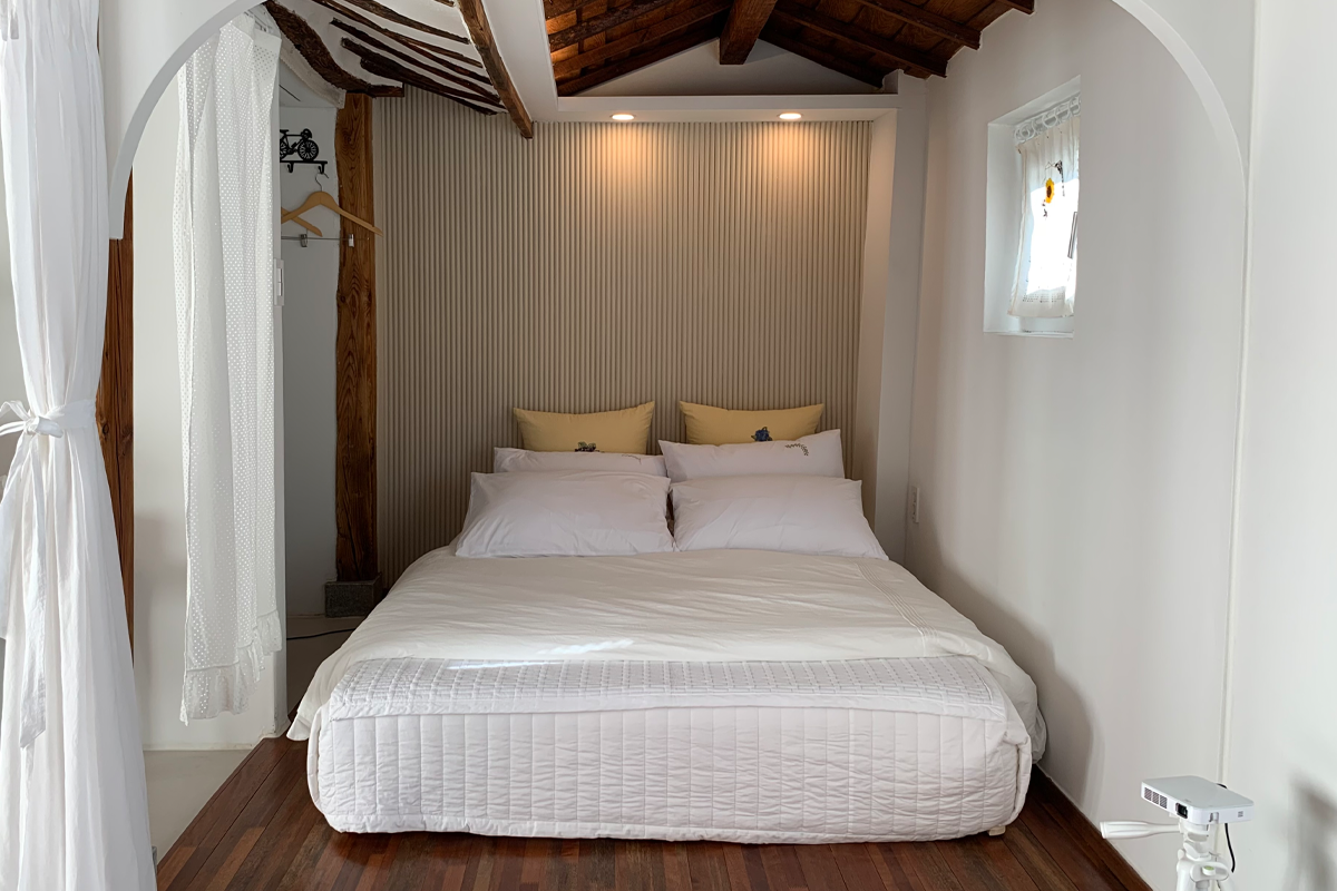Phòng ngủ với giường lớn tại homestay trên Airbnb, Jeonju, trang trí theo phong cách hiện đại và truyền thống