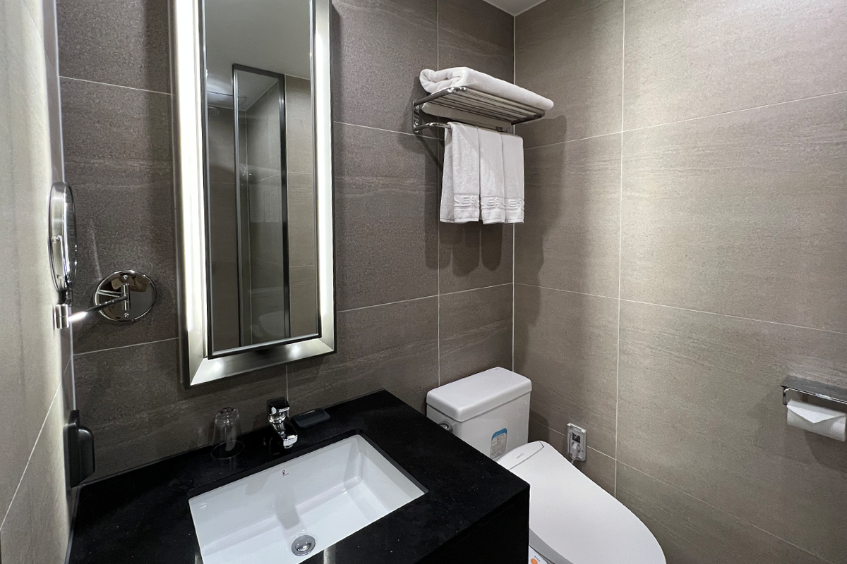 Phòng tắm sạch sẽ tại Best Western Plus Jeonju Hotel với gương lớn và các vật dụng cần thiết