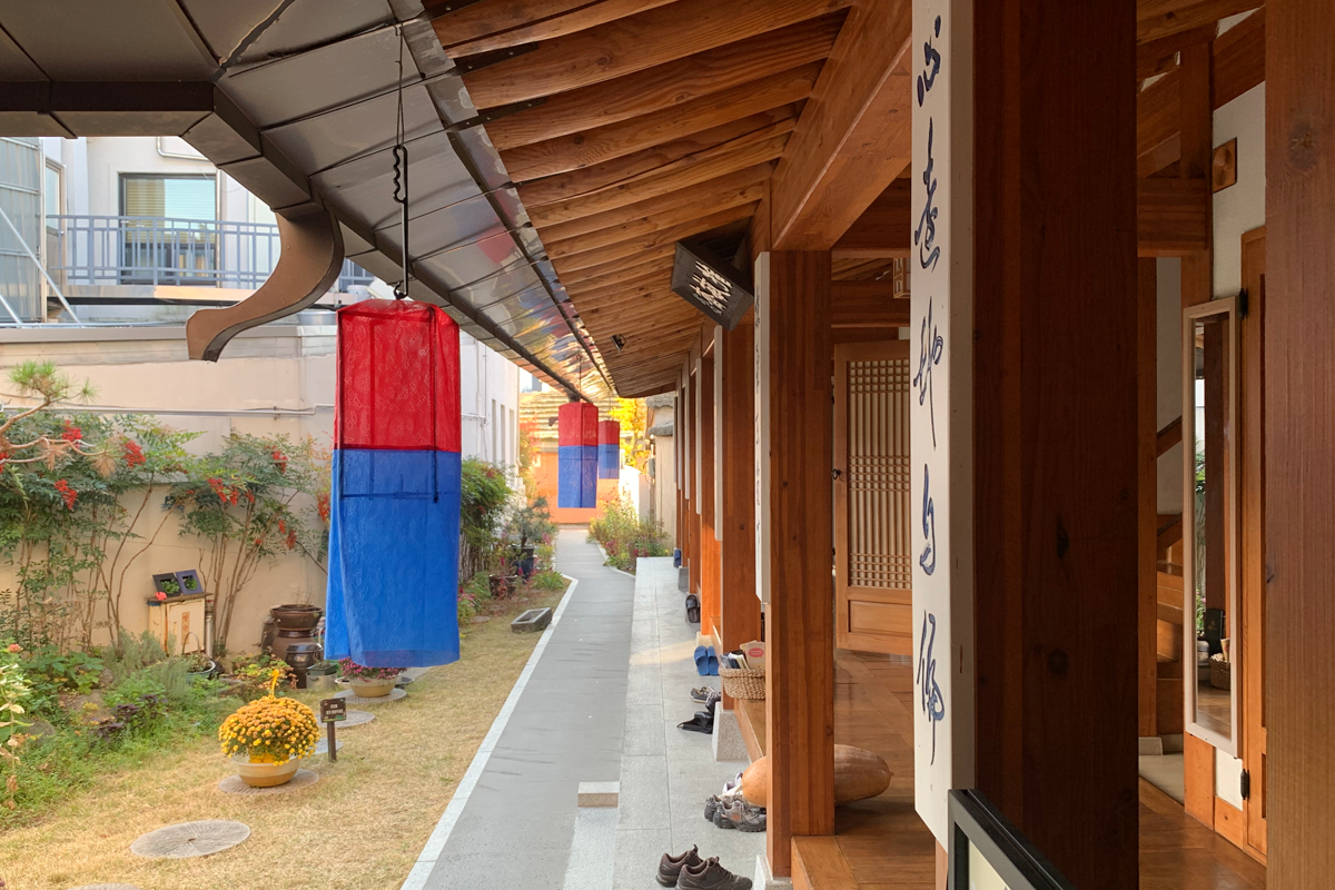 Lối đi ấm cúng của Nabijam Hanok Hotel trang trí truyền thống, Jeonju