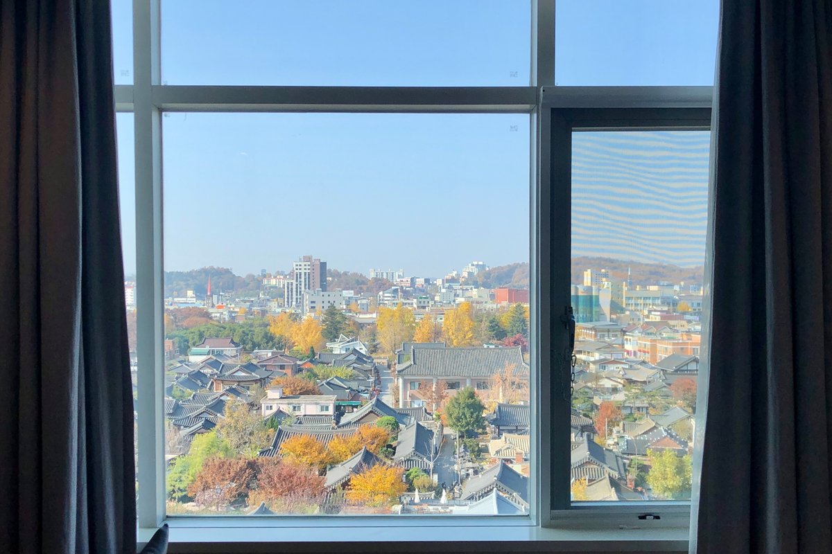 Khung cảnh làng hanok Jeonju nhìn từ phòng khách tại LAHAN HOTELS