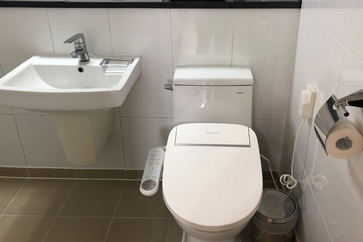 Phòng tắm hiện đại tại Nabijam Hanok Hotel, Jeonju với đầy đủ tiện nghi