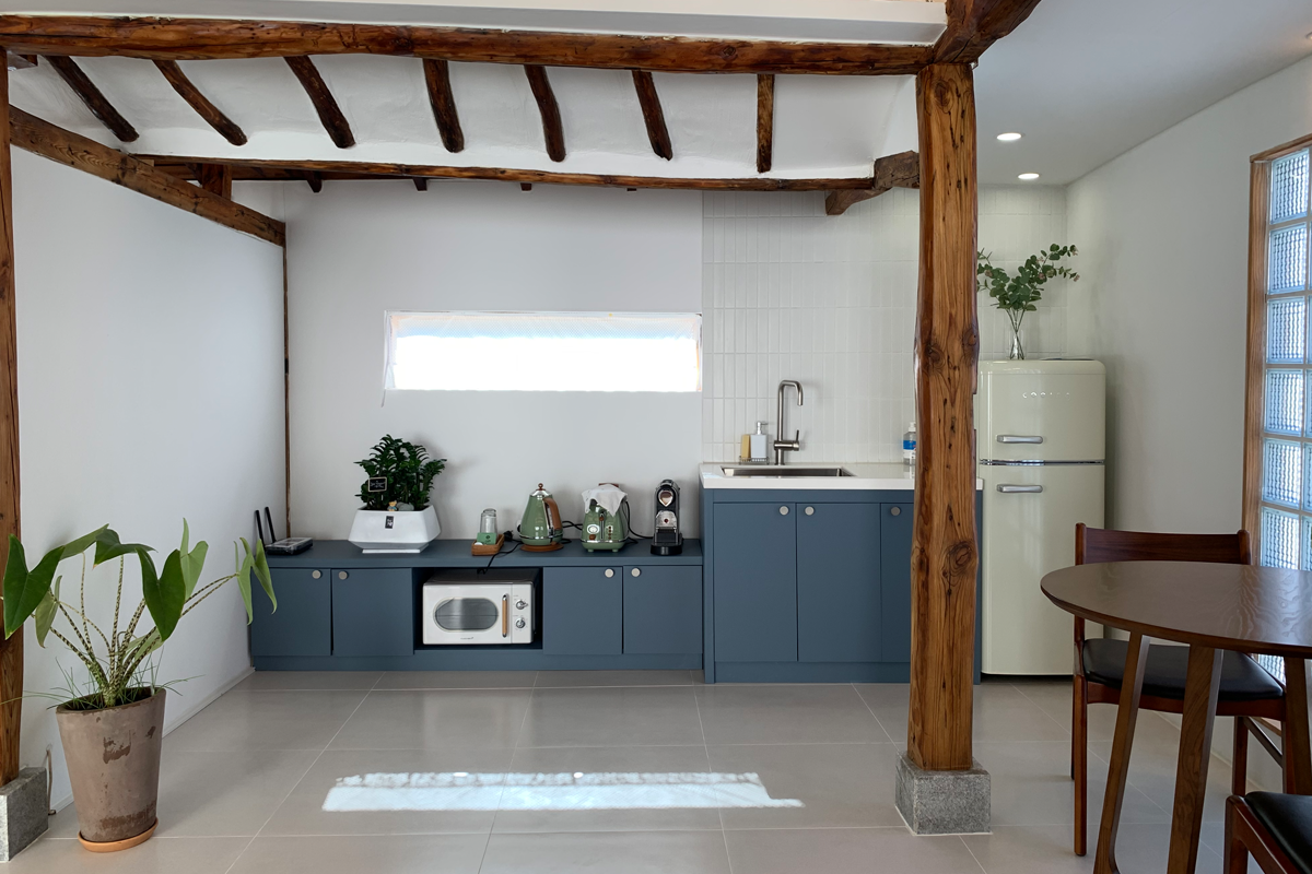 Khu bếp rộng rãi và đầy đủ tiện nghi tại homestay trên Airbnb, Jeonju