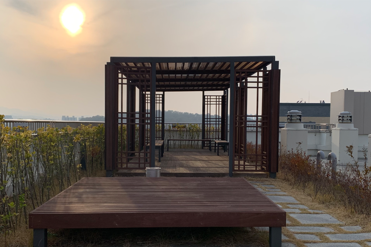 Ban công trên tầng thượng của Best Western Plus Jeonju Hotel, nơi lý tưởng để ngắm hoàng hôn