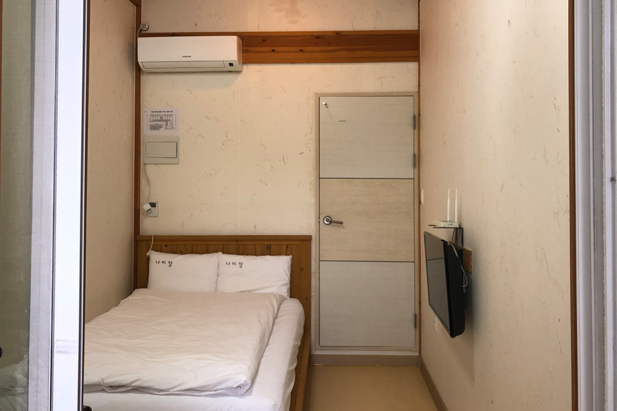 Phòng nghỉ đơn giản với giường đôi tại Nabijam Hanok Hotel, Jeonju