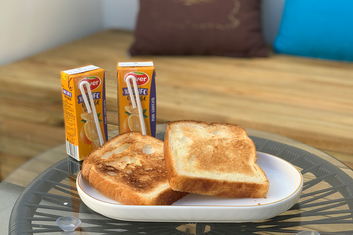 Bữa sáng nhẹ với nước trái cây và bánh mì nướng tại homestay trên Airbnb, Jeonju