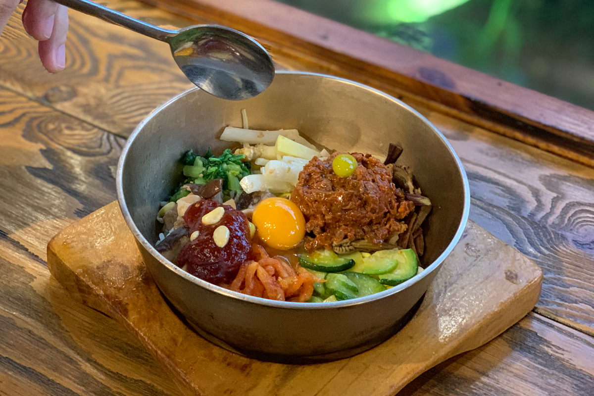 一碗色彩斑斓的全州传统拌饭，搭配各种营养丰富的食材。