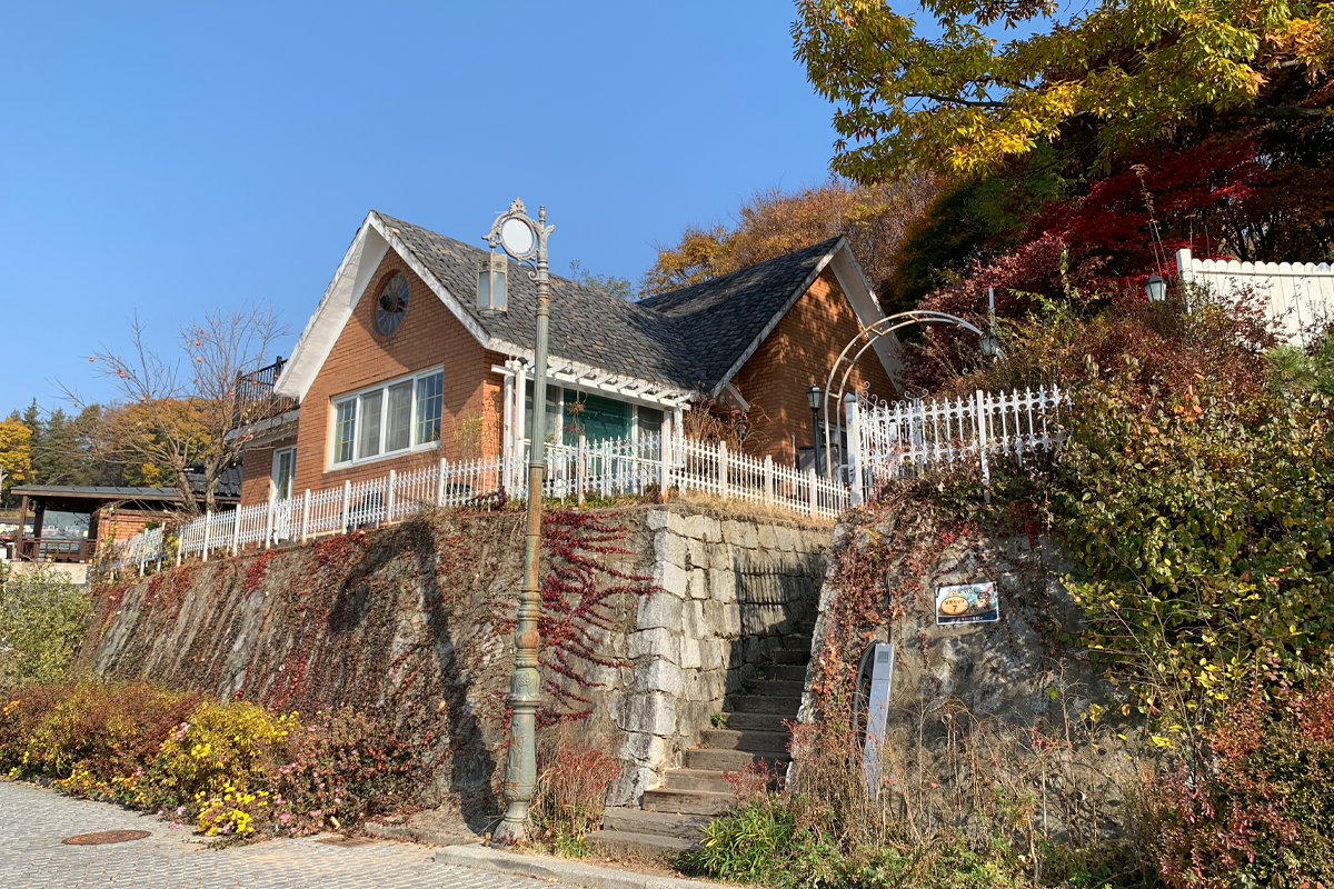 Ngôi nhà bằng gạch đỏ của nữ chính Hee-Do từ Twenty-Five, Twenty-One, tọa lạc trên đồi cao nhìn ra Jeonju Hanok Village