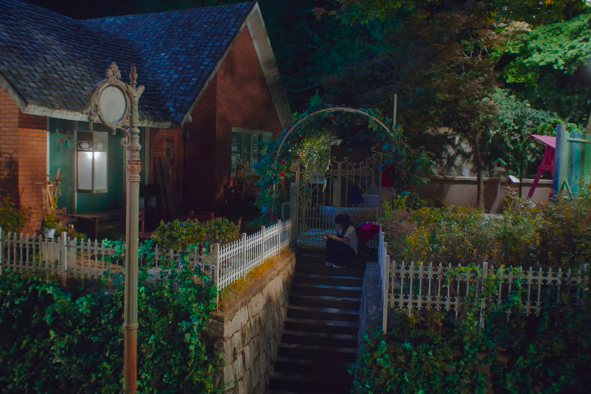 Ngôi nhà cổ điển của nhân vật Hee-Do trong phim Twenty-Five, Twenty-One, với phong cảnh đêm tuyệt đẹp