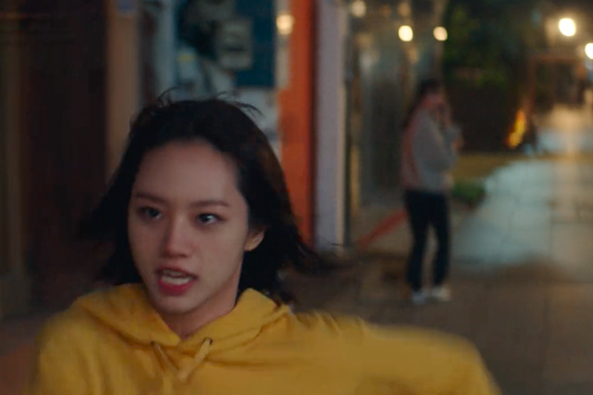 Cửa hàng và cây cối tại phố nhộn nhịp của Làng Jeonju Hanok, bối cảnh phim Bạn cùng phòng tôi là Gumiho