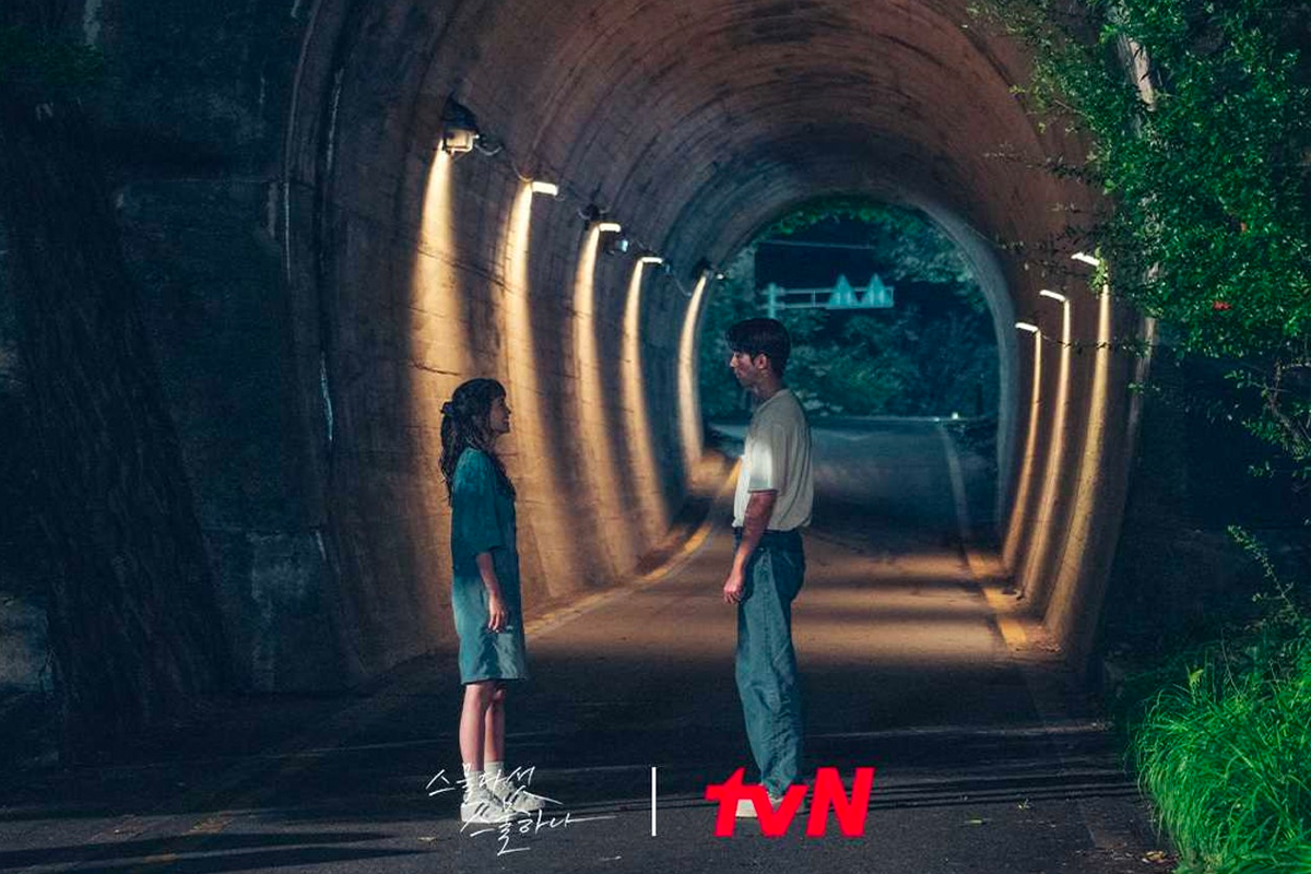 Cảnh chia tay của hai nhân vật chính trong phim Twenty-Five Twenty-One tại đường hầm Hanbyeok