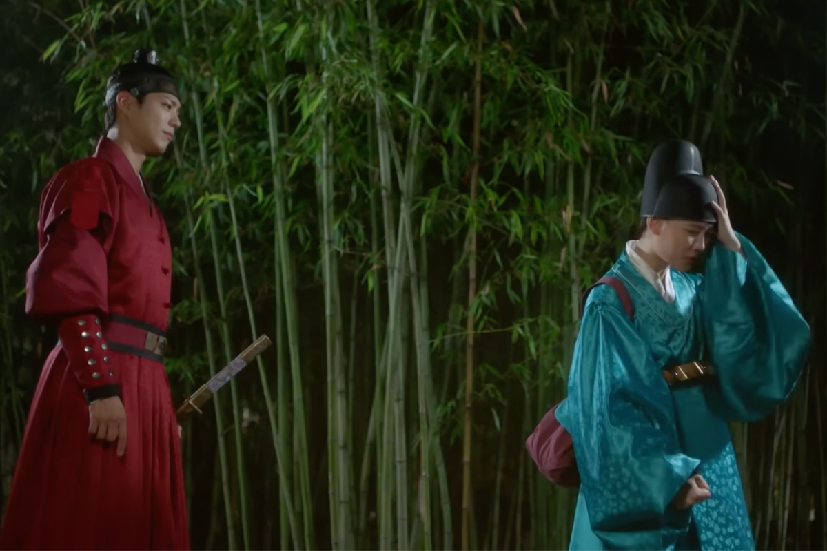 Cảnh từ phim Mây hoạ ánh trăng với hai nhân vật trong rừng trúc tại Gyeonggijeon