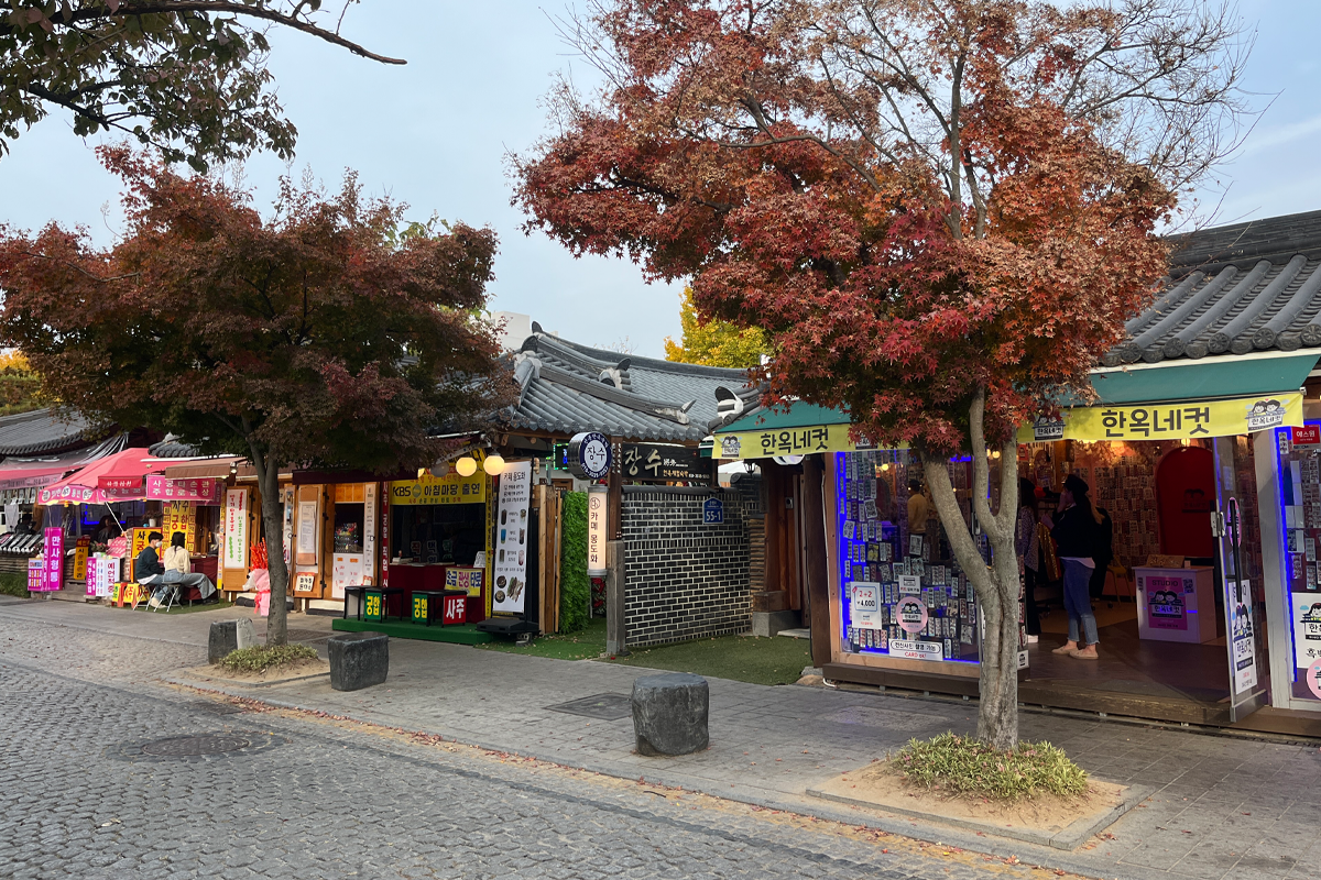 Các cửa hàng sầm uất tại làng Jeonju Hanok, địa điểm quay phim Bạn Cùng Phòng Tôi là Gumiho