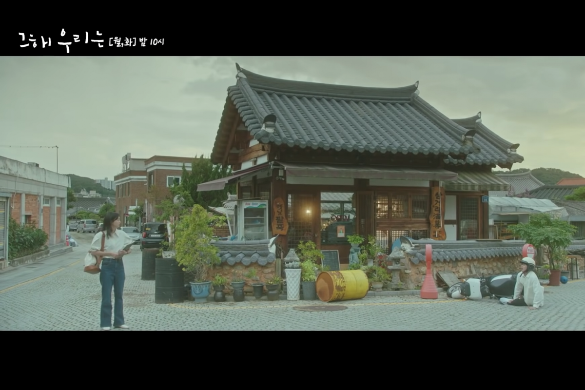 Một cảnh trong phim Mùa hè yêu dấu của chúng ta với nhân vật Choi Woong ngã tại Samgeolijumag