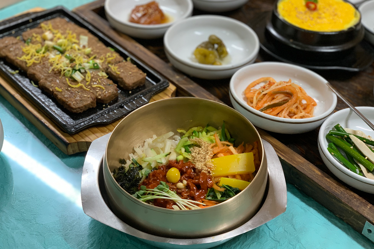 家族会馆精心搭配的小菜和拌饭，展现出传统韩餐独特的美味层次。