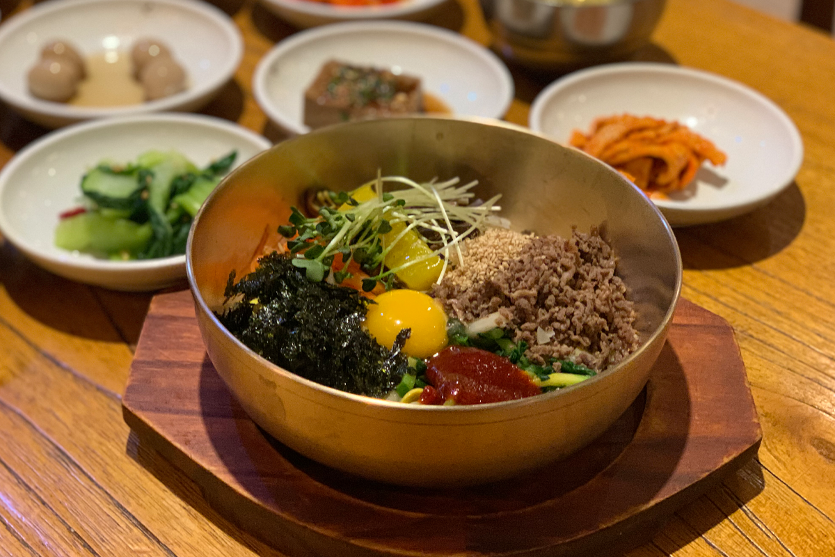 一碗经典的全州拌饭，上面覆盖丰富的食材和麻油香气。