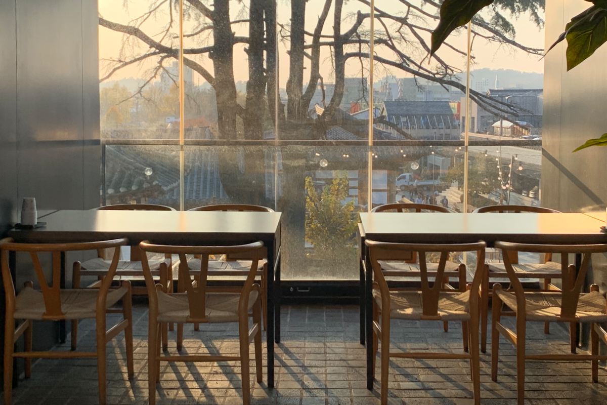 餐馆内部拥有现代风格的用餐环境，可欣赏外景的窗边桌椅设计。