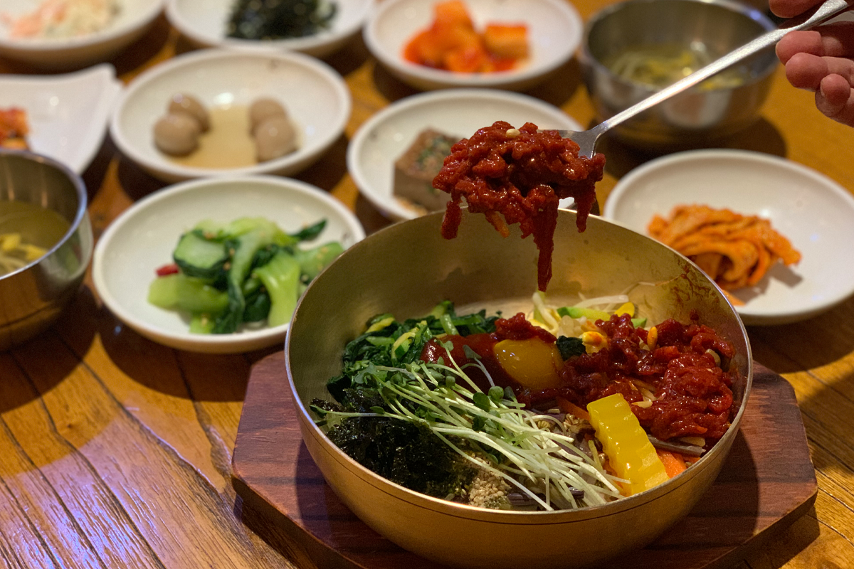 钟路会馆提供的新鲜生牛肉拌饭，配上各式新鲜小菜，尽显拌饭的香气。