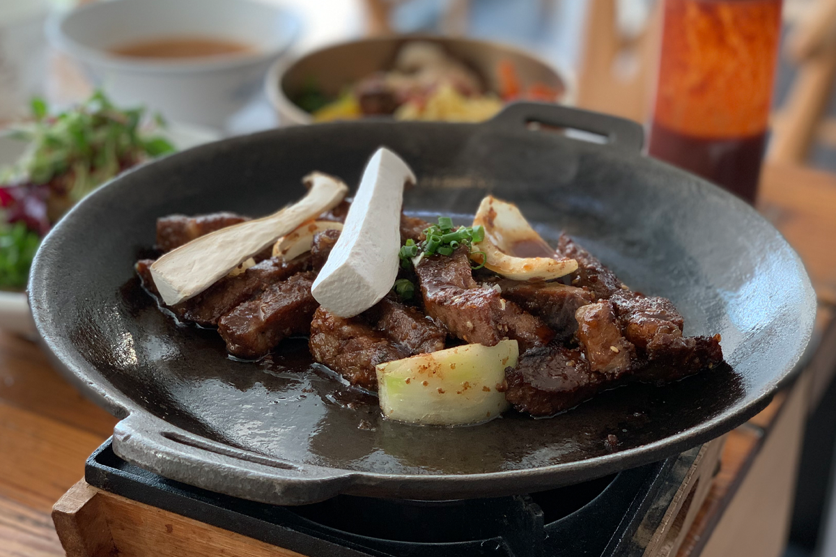 一碗香浓的拌饭，配上丰富的配菜和调味料，美味十足。