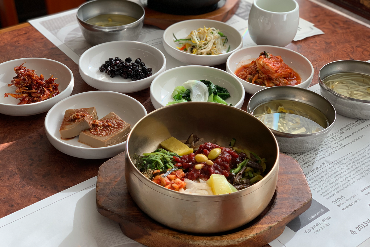 一碗全州生牛肉拌饭，上面铺满了新鲜的牛肉片和营养的配菜，让人食慾大开。