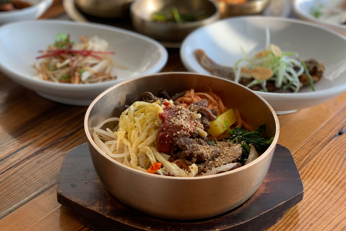 家族会馆的建筑外观，彰显其悠久历史和名气。