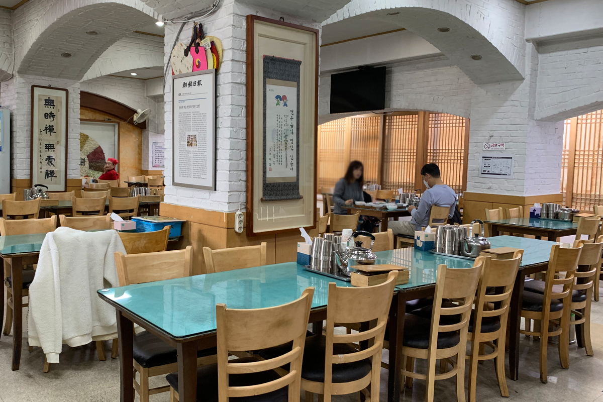 厨房内准备的多样化小菜，展示了丰富的韩式料理文化。