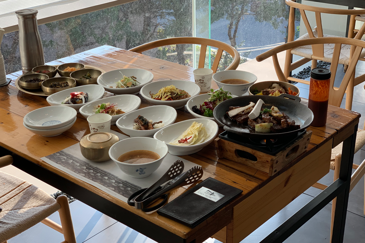 一盘美味的调味排骨，肉香四溢，引人食欲。