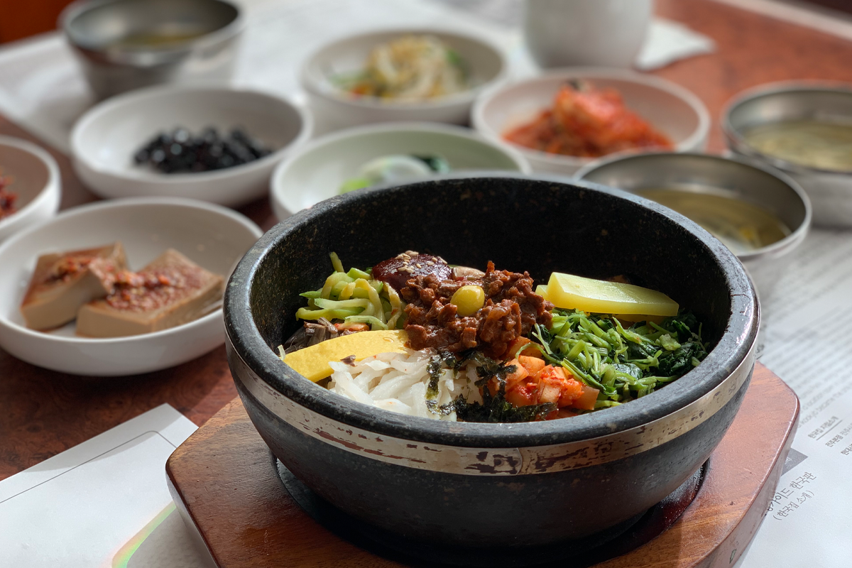 丰富的小菜和香辣十足的石锅拌饭，营造出经典的韩国美食体验。