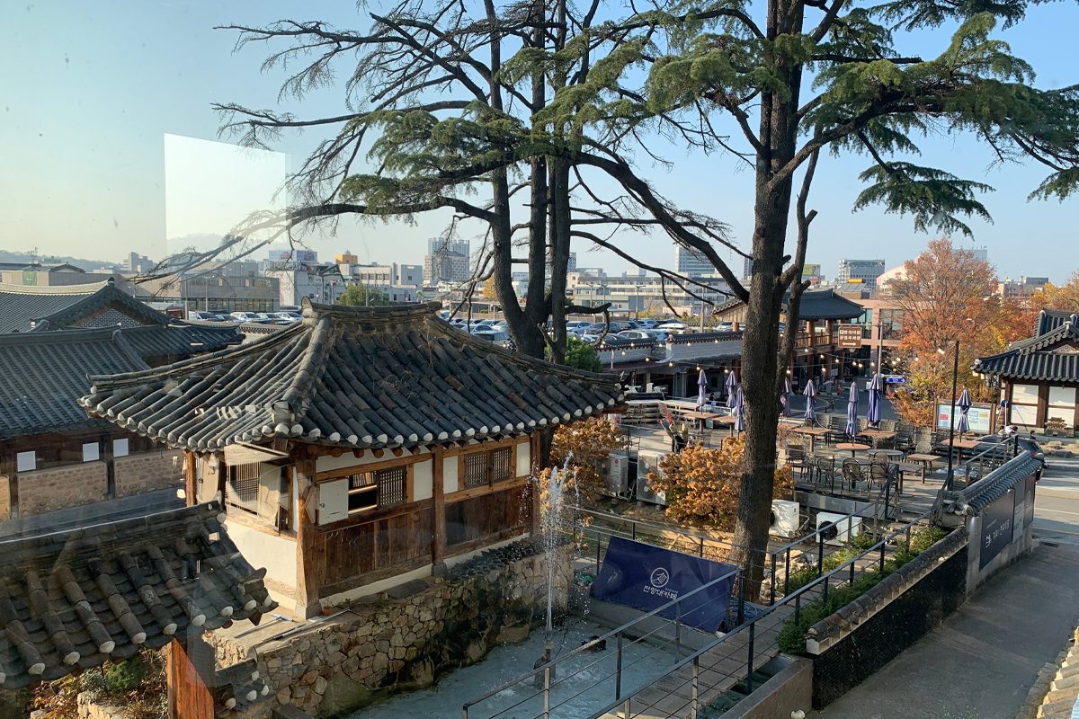 桌上展示的丰盛韩定食和调味排骨，荤素搭配，滋味绝佳。