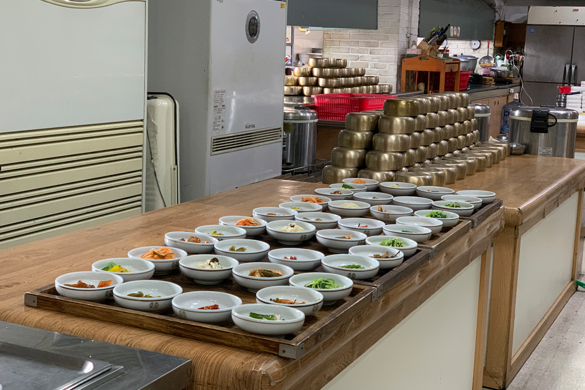 摆盘精致的年糕排骨和丰富的拌饭，这一餐充满韩国传统风味。