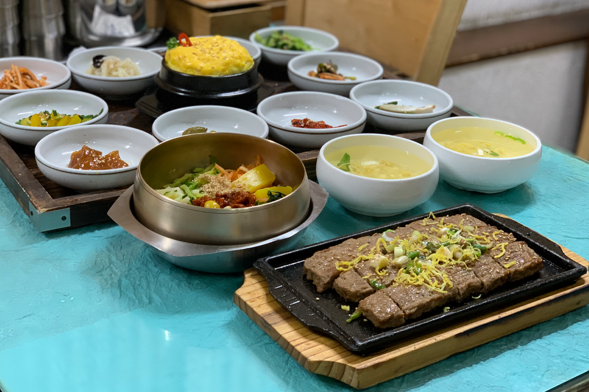 一顿包括年糕排骨和配菜的传统韩国午餐，兼具视觉和味觉的双重享受。