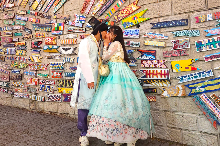 韓服配件展示，顯示顧客在釜山文化村享受租借服飾的過程