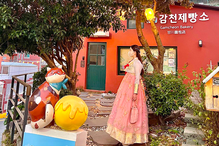 韓國各式髮型和飾品展示，顧客在甘川文化村體驗其中的美麗造型