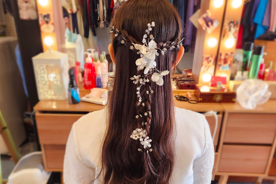 顧客在釜山甘川文化村的衣裳貸與店挑選韓服，展現各種款式選擇的過程