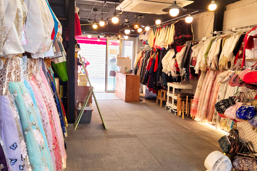 懷舊制服服飾展示，展現1980年代的韓國校服風格