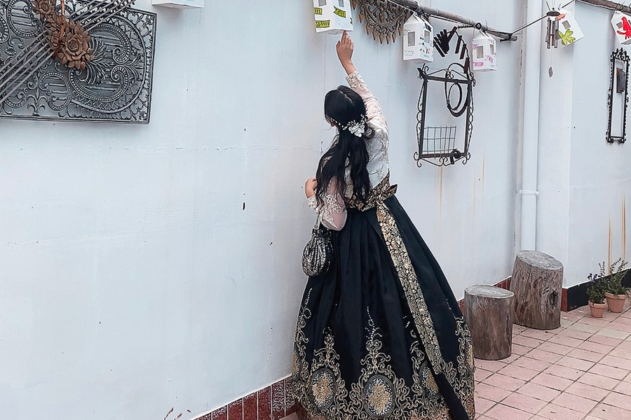 在甘川洞文化村租借韓服並拍攝的愉快時刻，顧客在釜山享受獨特體驗