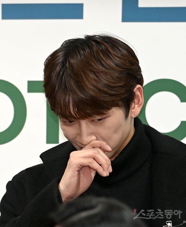 OMEGA Xのメンバーが記者会見で悔しそうに涙を流すシーン