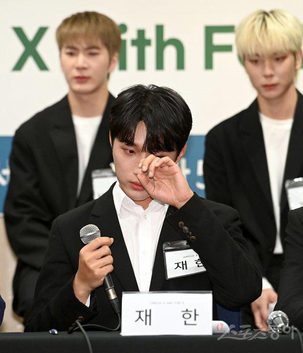 OMEGA Xのメンバージェハンが記者会見で感情を露にする瞬間