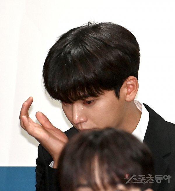 OMEGA Xのメンバーが苦しそうに涙を拭うシーン