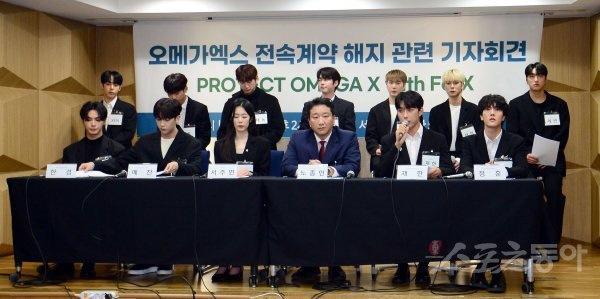 OMEGA Xの専属契約解約に関する記者会見の様子