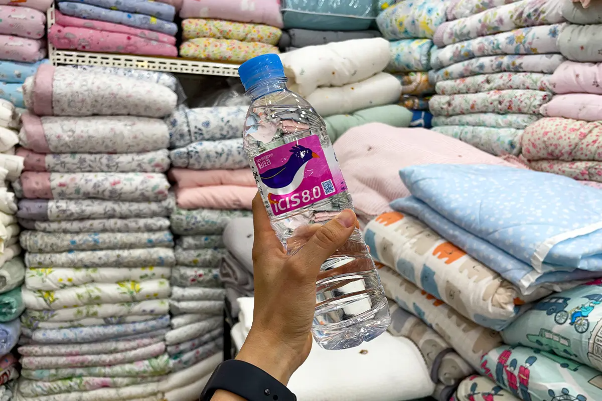 吸真空包裝的棉被方便旅行者將其輕鬆裝入行李箱，方便國際旅客的韓國廣藏市場購物體驗。