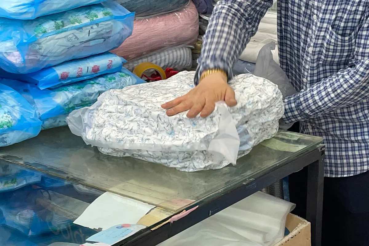 展示在韓國的廣藏市場購買棉被後獲得的免費水瓶，體現了對顧客的貼心禮待。