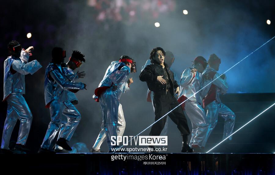 BTSのジョングクがカタールワールドカップの開幕式でパフォーマンスを披露している姿。