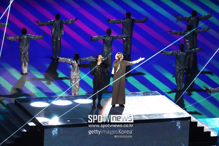 BTSのジョングクがカタール歌手ファハド・アル・クバイシと共にカタールワールドカップのステージで「Dreamers」を歌っている様子。