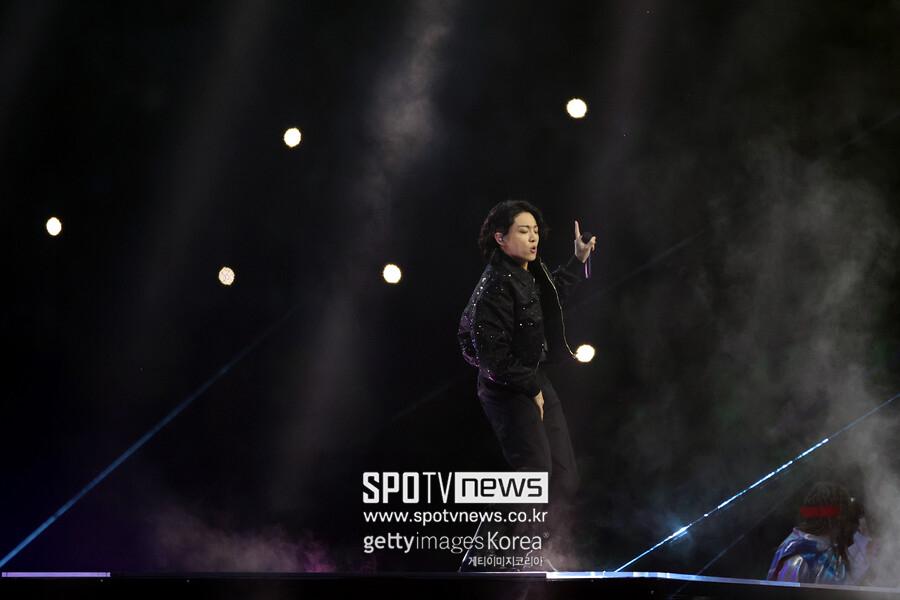 BTSのジョングクがカタールワールドカップの開幕式でソロパフォーマンスを披露する感動的な瞬間。