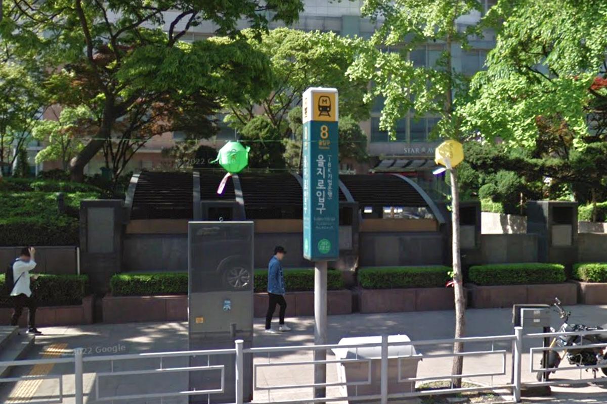 Entrance to Euljiro Station Exit 8, highlighted as the second departure point for the ski trip.