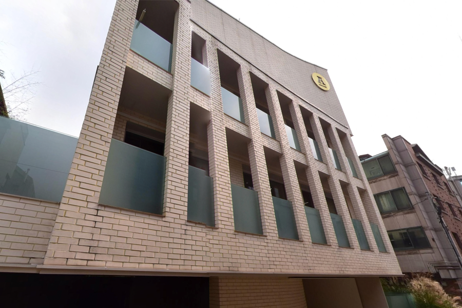 Antenna公司的辦公大樓，擁有獨特的外立面設計，在韓國娛樂產業中佔據著重要地位。