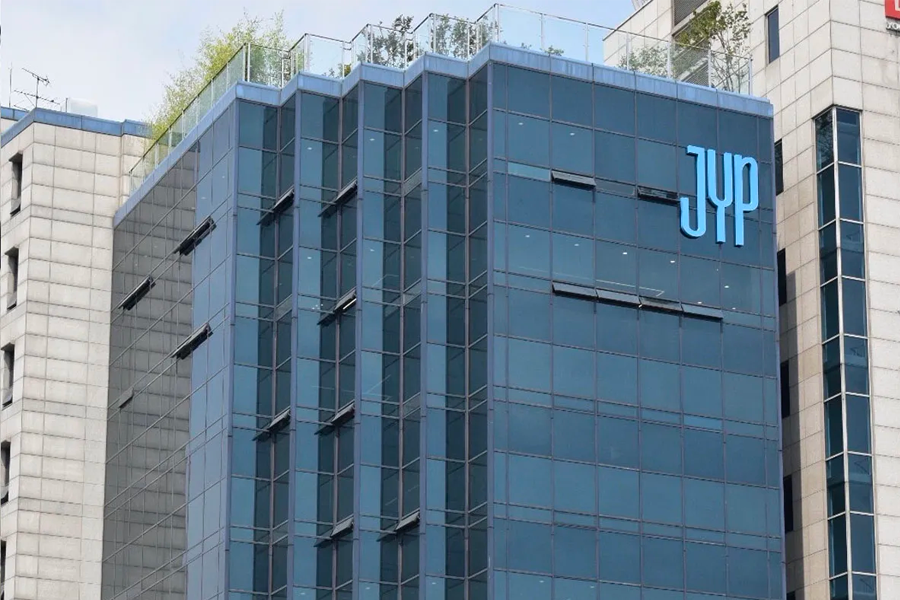 JYP娛樂公司建築，外觀上可看到JYP標誌，位於韓國首爾，是韓流音樂的重要基地。
