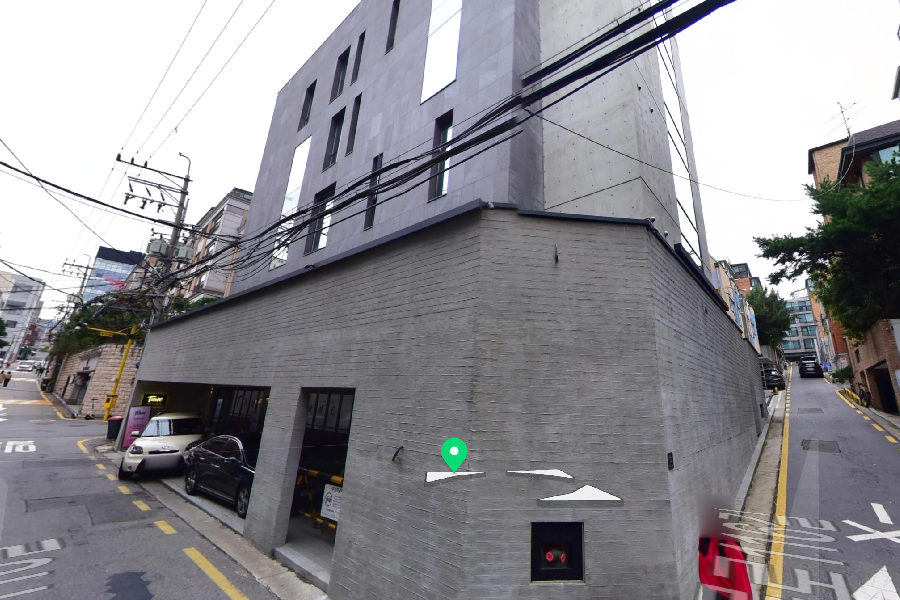 TOP Media的建築，展示出現代感強烈，是多位韓國新生Kpop藝人的培育基地。